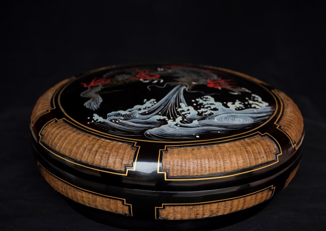 <h2>《家》</h2><p>作者：李海生</p><p>创作年代：当代</p><p>规格：68cm×68cm×136cm</p><p>品类：永春漆篮</p>
